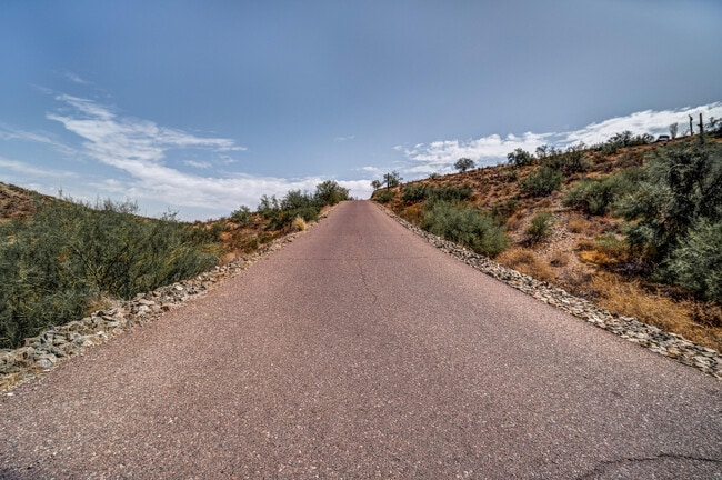 Building Photo - 301 E Jomax Rd