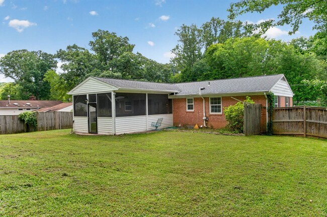Building Photo - 4725 Springbrook Dr