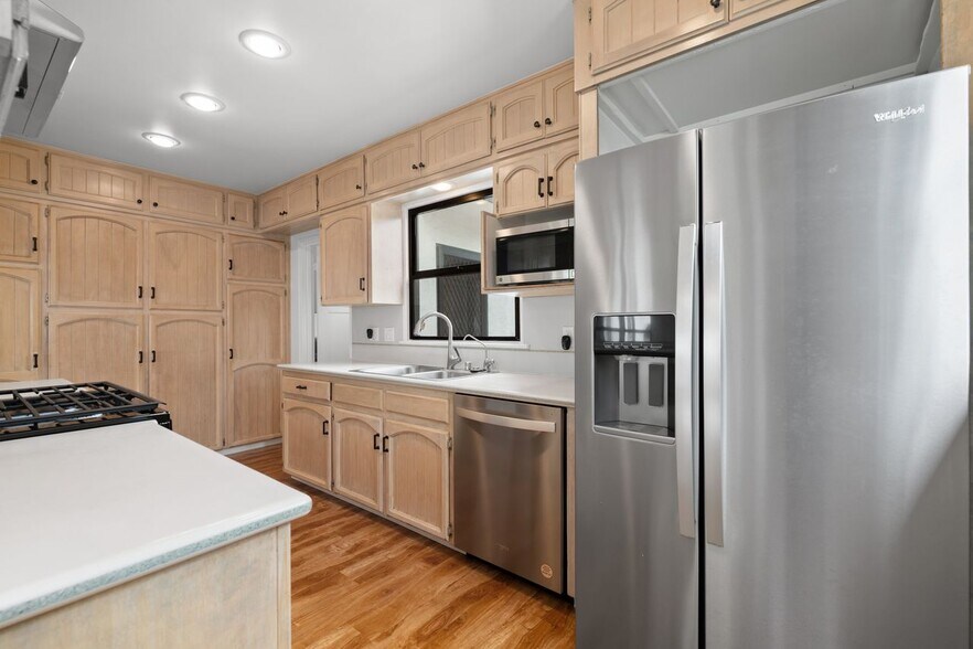 Building Photo - 6111 W 75th St
