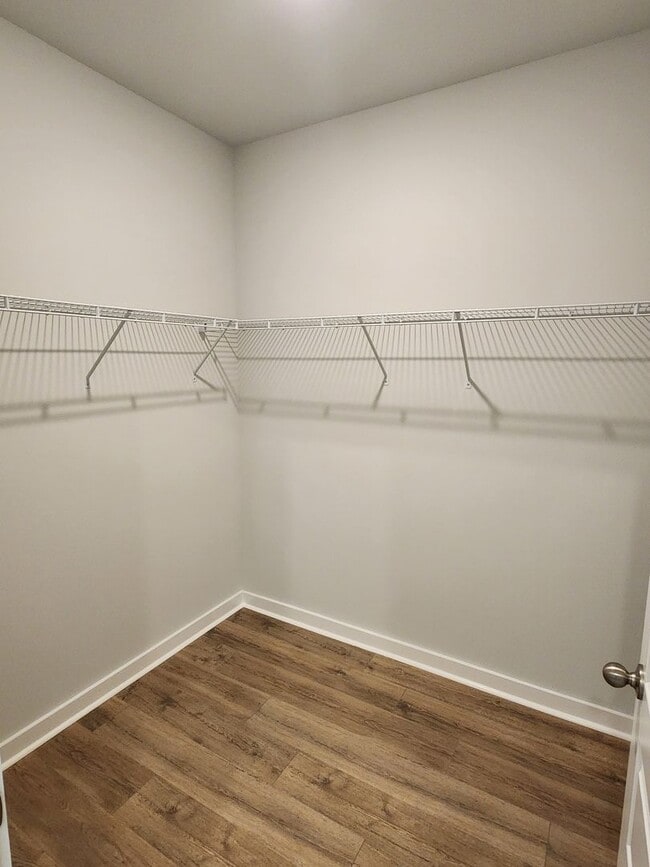 Building Photo - Stunning unit in 55+ community