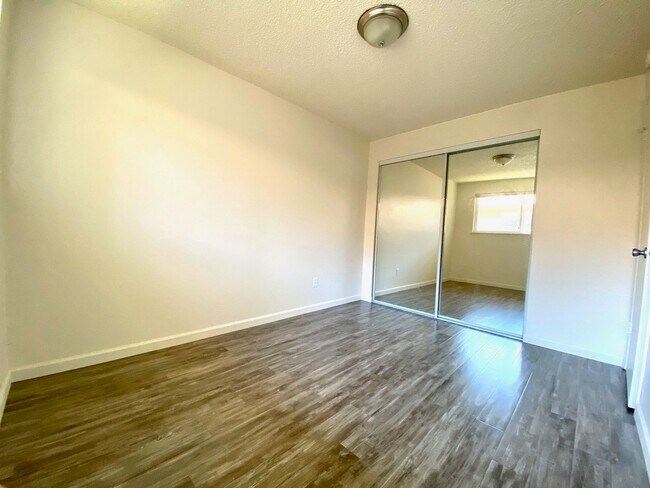 Building Photo - 924000