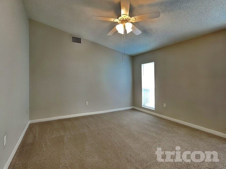 Building Photo - 914 Whisper Lake Dr