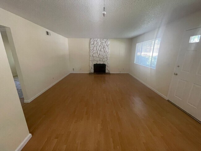 Building Photo - 2 Bedroom 1 Bath Single Story Unit with Co...