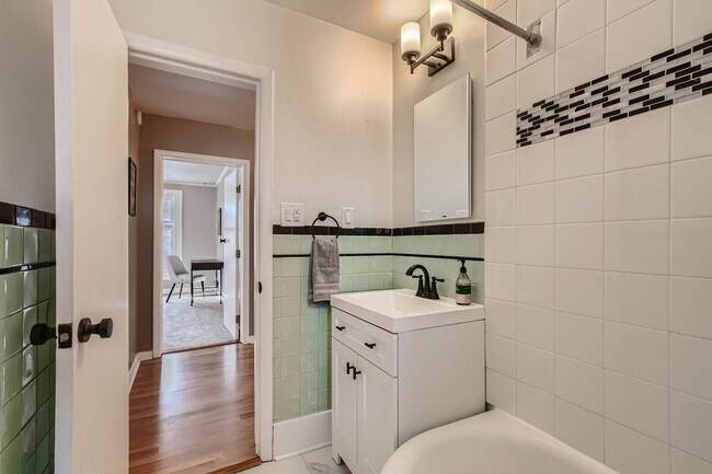 Building Photo - 1244 York St