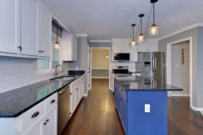 Building Photo - Beautifully Renovated Running Man Gem - Co...