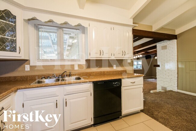 Building Photo - 2305 NE 61st St