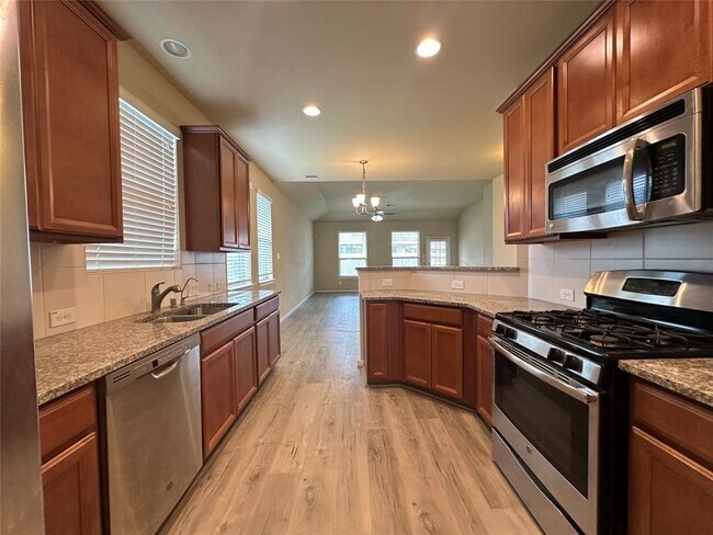 Building Photo - 15610 Whisper Woods Dr