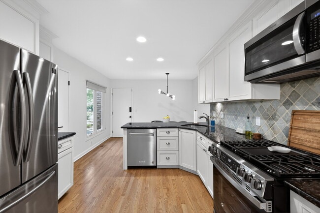 Building Photo - Elegant & Spacious Contemporary Townhome in Serene Potomac Enclave