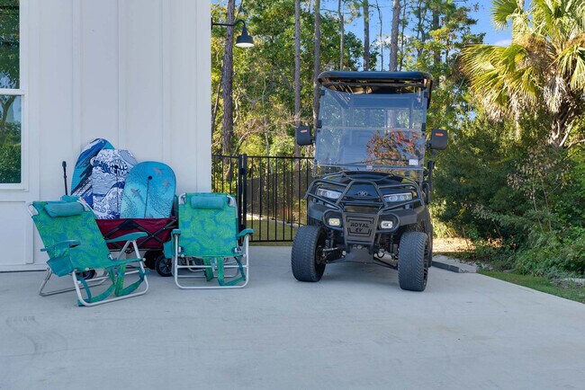 Building Photo - 223 E Lakeshore Dr