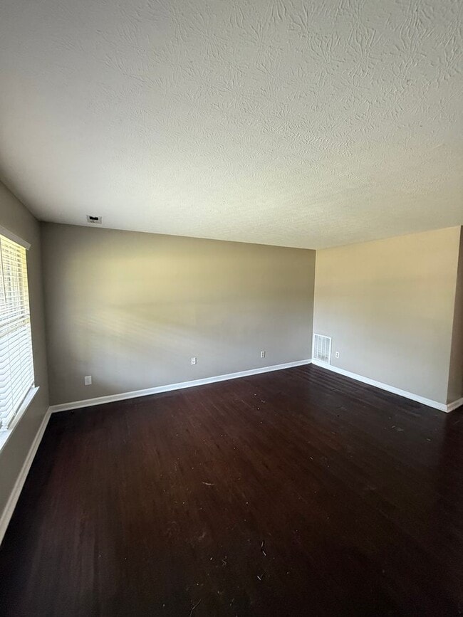 Building Photo - 2 Bed / 1.5 Bath