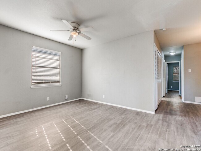 Building Photo - Charming Home Awaits: Spacious & Modern Living in a Prime Location