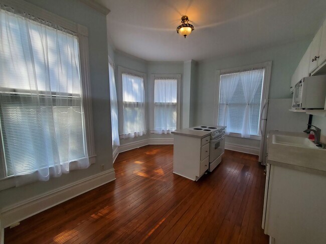 Building Photo - Price Improvement 2-bedroom, 2-bath Victorian style Midtown Home With Two Balconies!