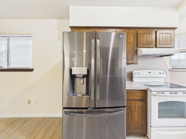 Building Photo - 3904 SW Parkridge Blvd