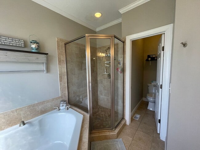 Building Photo - Charming 4 bedroom/2.5 bathroom in Tudor Branch!
