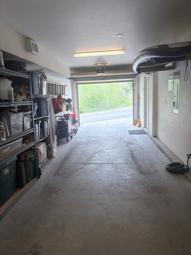 Building Photo - Beautiful Lightner Creek Townhome