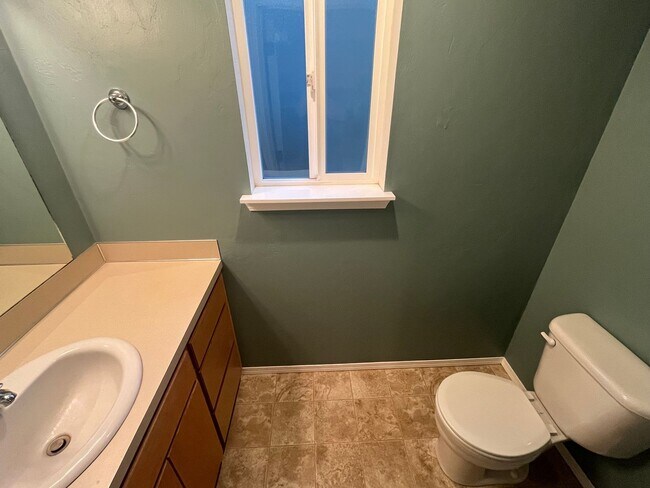 Building Photo - 3 bdrm/2.1 bath Duplex for Rent in Harrisburg