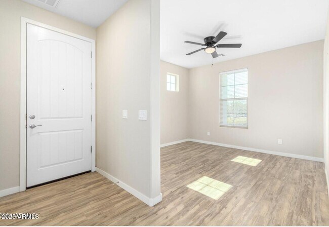 Building Photo - 9418 E Theia Dr