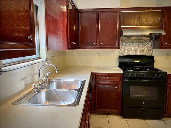 Building Photo - 6902 Thorncliffe Dr