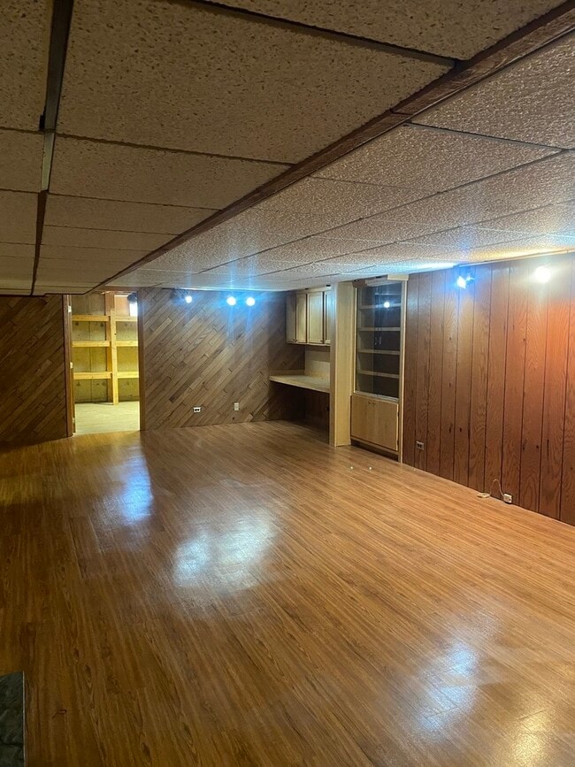 Building Photo - 6027 Lincoln Ave