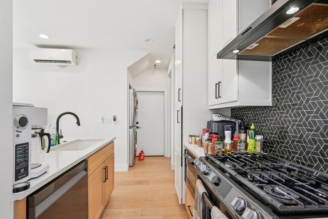 Building Photo - 2916 E 13th St