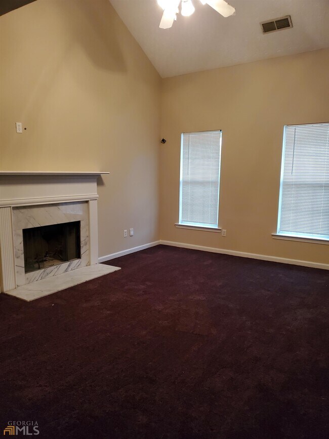 Building Photo - 9555 Lakeview Cir