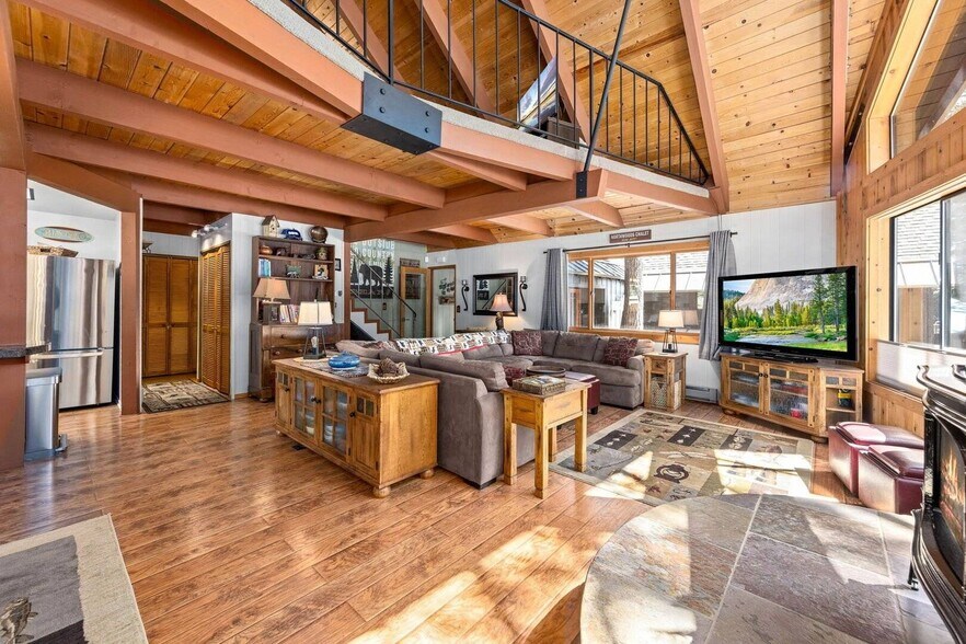Great Room w/ loft above - 15948 Northwoods Blvd