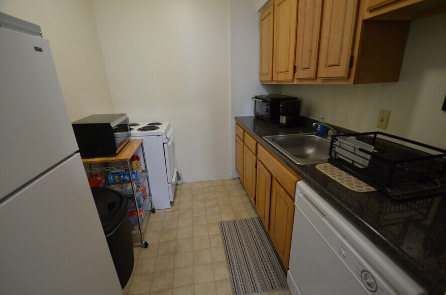 Building Photo - 589 Beacon St