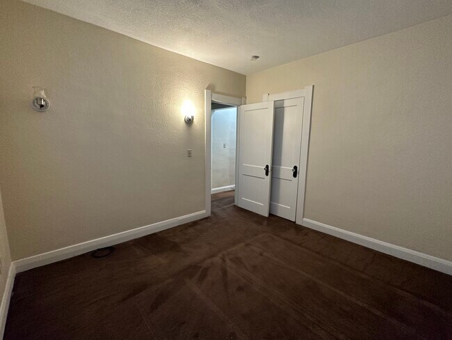 Building Photo - Two bedroom duplex West Toledo