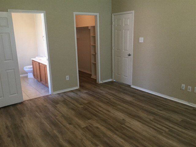 Building Photo - 1804 Heron Dr
