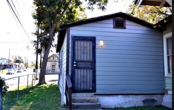 Building Photo - 906 W Kings Hwy