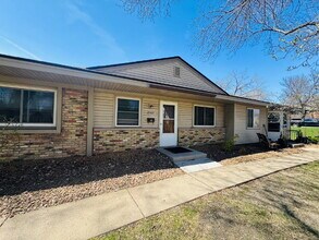 Building Photo - Charming 2-Bed Townhouse in St. Louis Park - Your Cozy Home Awaits!