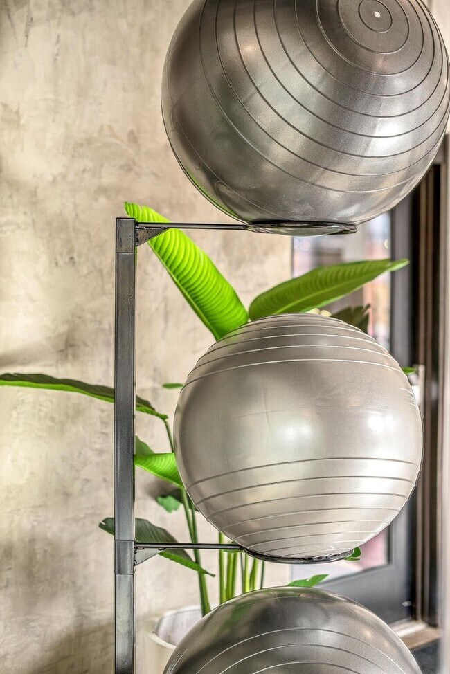 Building Photo - Stunning one bedroom unit in The Wedgewood section of town.