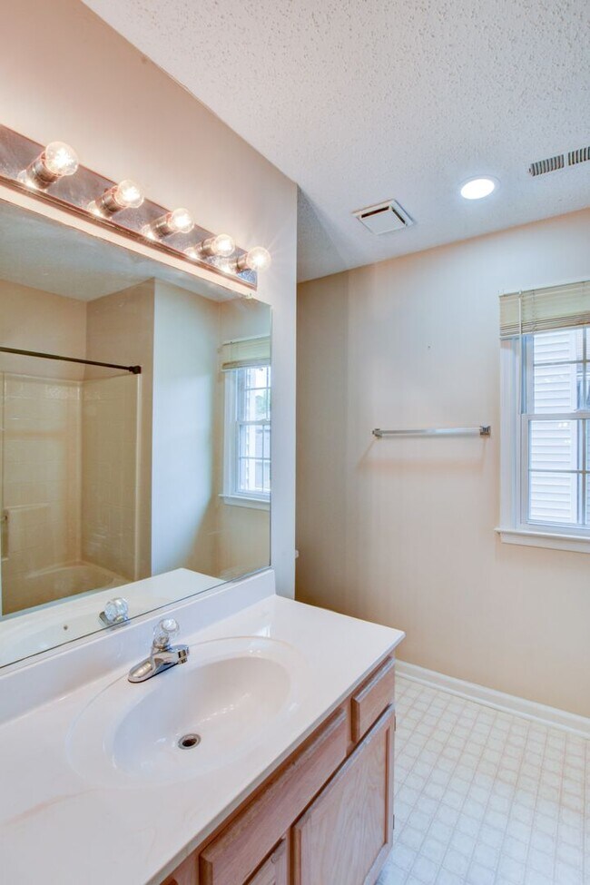 Building Photo - 922 Willow Point