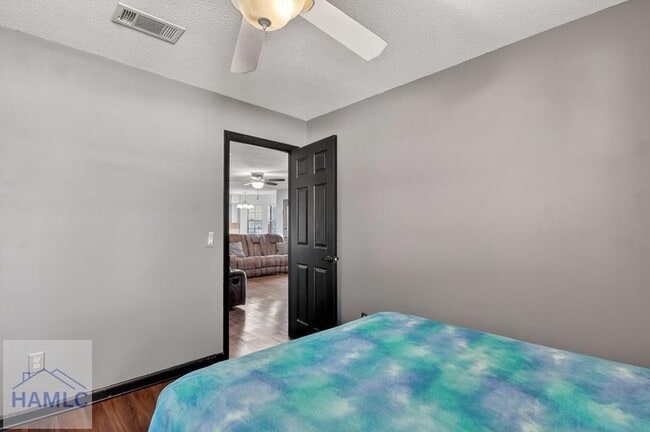 Building Photo - 606 Windhaven Dr