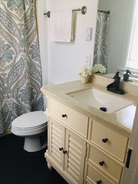Full bath with new vanity - 502 NW Front St