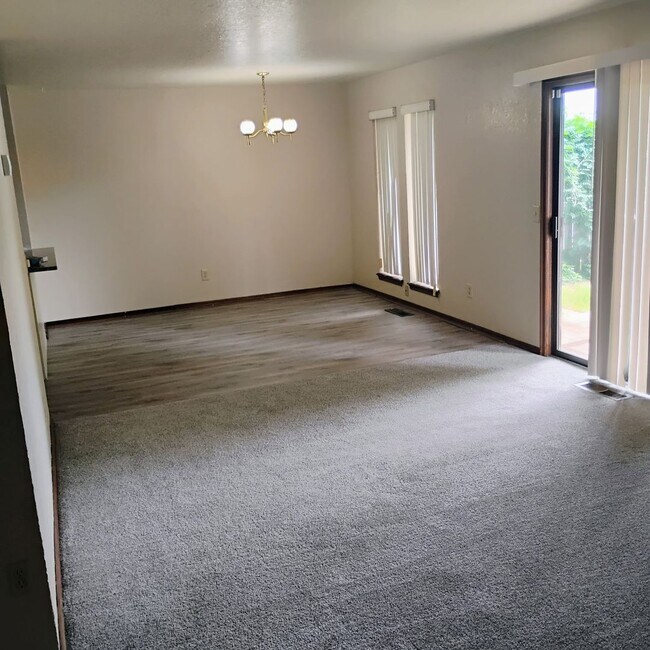 Building Photo - SPACIOUS DUPLEX IN DESIRABLE RIDGE AT SHADOWLAKE