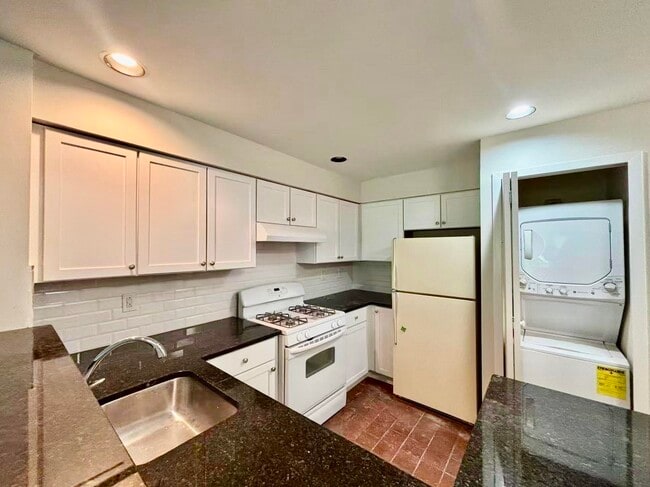 Building Photo - 781 Spinnaker Ct