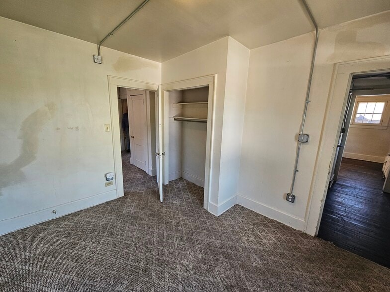 Building Photo - 132 Simpson St