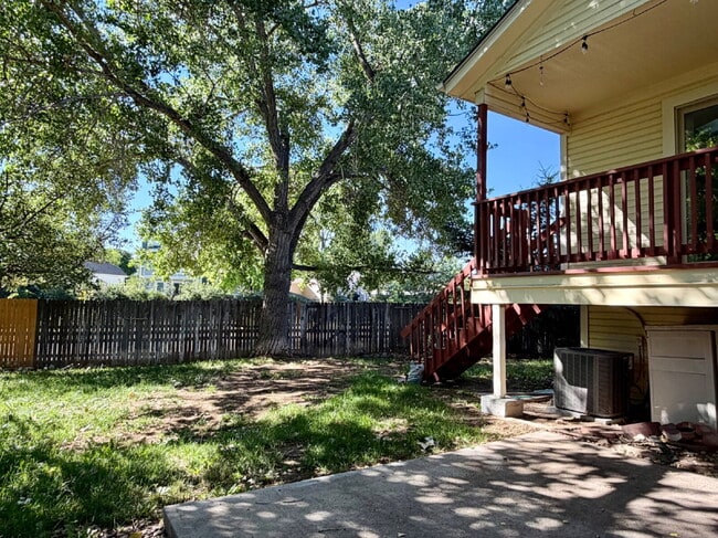 Building Photo - Charming Split-Level Oasis on a Quiet Cul-de-Sac Backing to Greenspace. New Carpet, New Paint and...