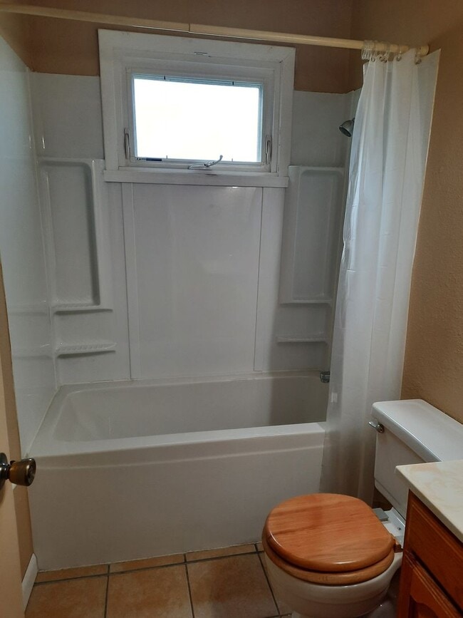 Building Photo - 3 BED | 1 BATH | SINGLE GARAGE | SOUTH