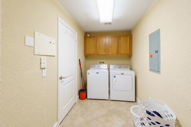 Building Photo - 3 BEDROOM TO 2 BATH SPACIOUS CONDO