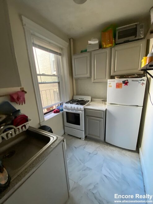 Building Photo - 364 Riverway