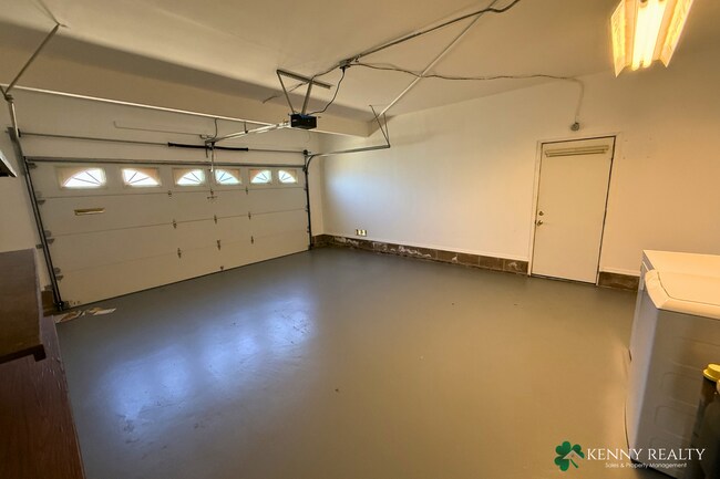 Building Photo - Large 4 Bedroom, 2 Bathroom Home with 2 Car Garage