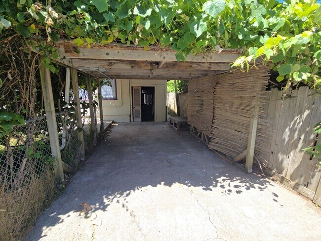 Building Photo - 4BD/2BA Eureka home close to schools, medical services