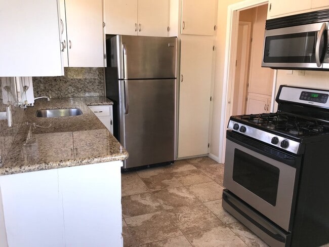 Building Photo - MOVE IN READY! Minutes from Little Italy! ...