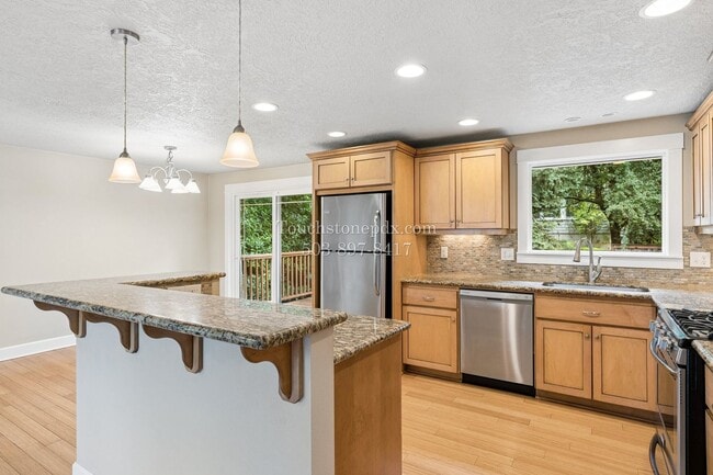 Building Photo - Inviting West Linn 4 Bed Home with Wood Fireplace, Deck, and 2-Car Garage