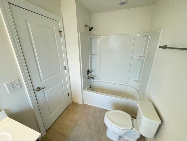 Building Photo - Crutcher Station home off Station Camp Blvd!