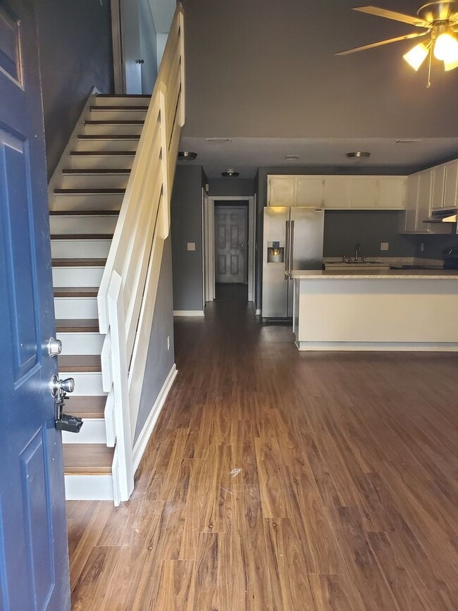 Building Photo - Dual Suite Comfort: 2BR/2BA Townhouse with Washer/Dryer Included