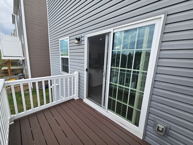 Building Photo - 3 Bedroom, 2.5 Bathroom Townhome, Available NOW