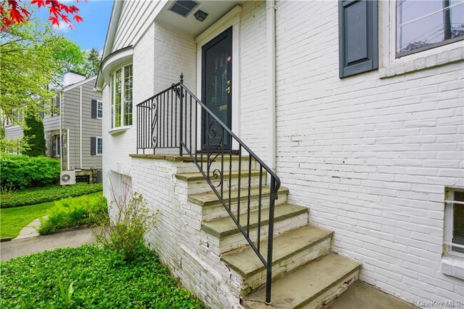 Building Photo - 6 Wildway